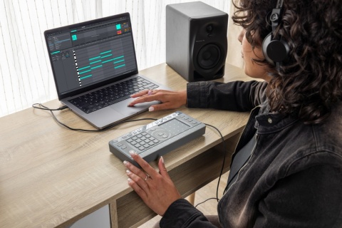 AlphaTheta CHORDCAT – Sekwencer Akordów, Arpeggiator i Kontroler MIDI | Lfx.com.pl AlphaTheta CHORDCAT – Sekwencer Akordów, Arpeggiator i Kontroler MIDI | Lfx.com.pl